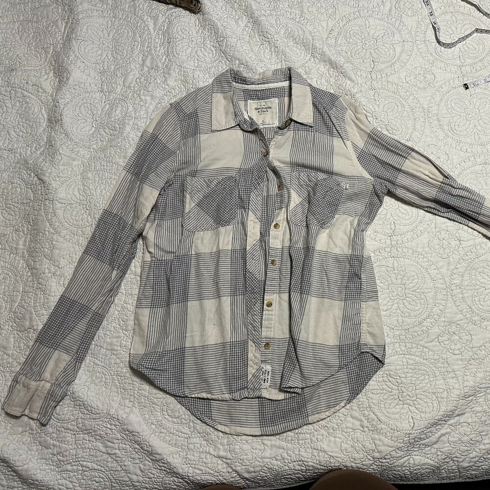 A&F Grey and White Plaid Button Down Size M